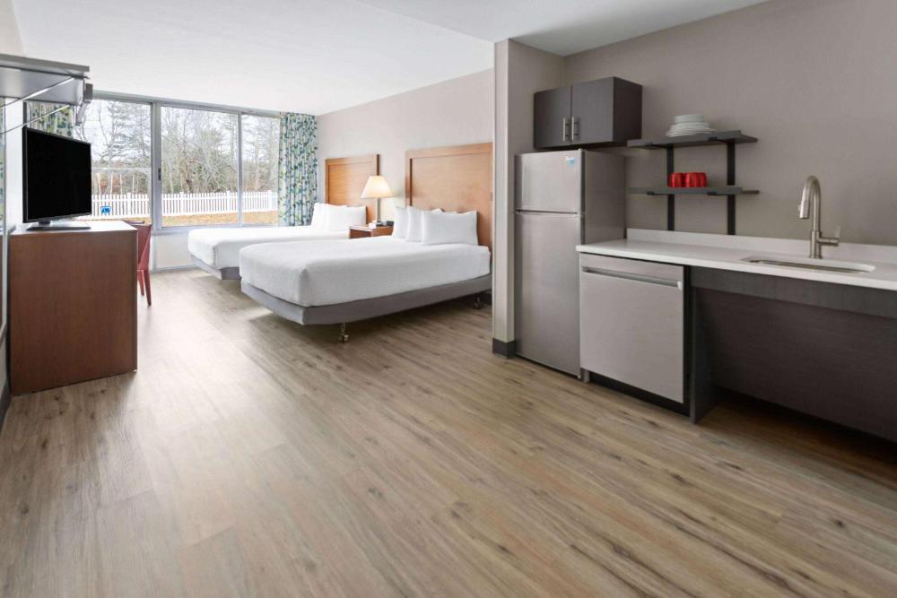 Queen Room with Two Queen Beds and Roll-In Shower - Disability Access/Non-Smoking interior